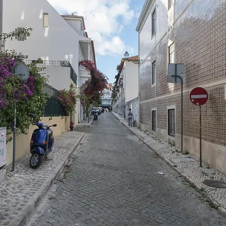 Lovelystay - Sunny Flat W/ Balcony Overseeing Graca And River Lisboa