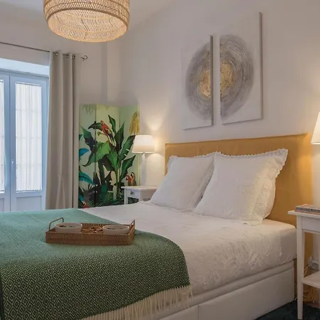 Lovelystay - Sunny Flat W/ Balcony Overseeing Graca And River Lisboa
