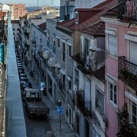 Lovelystay - Sunny Flat W/ Balcony Overseeing Graca And River Apartment Lisbon