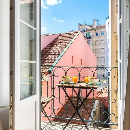 Apartment Lovelystay - Sunny Flat W/ Balcony Overseeing Graca And River