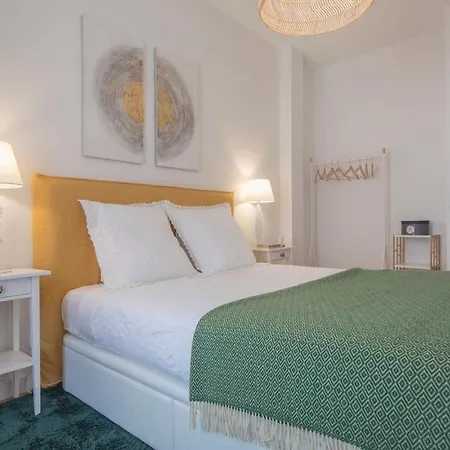 Lovelystay - Sunny Flat W/ Balcony Overseeing Graca And River * Lisbon