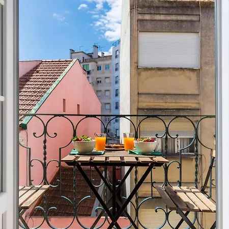 Lovelystay - Sunny Flat W/ Balcony Overseeing Graca And River Lisbon