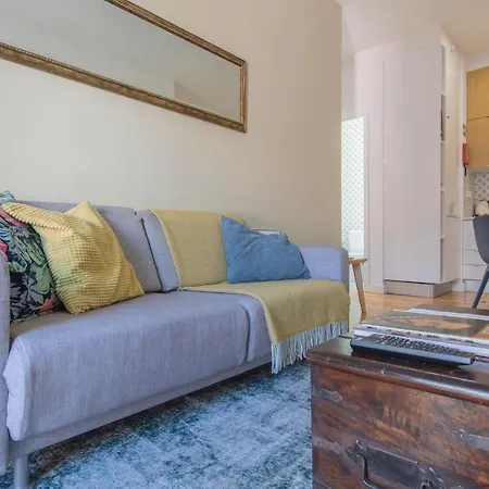Lovelystay - Sunny Flat W/ Balcony Overseeing Graca And River