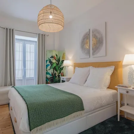 Lovelystay - Sunny Flat W/ Balcony Overseeing Graca And River