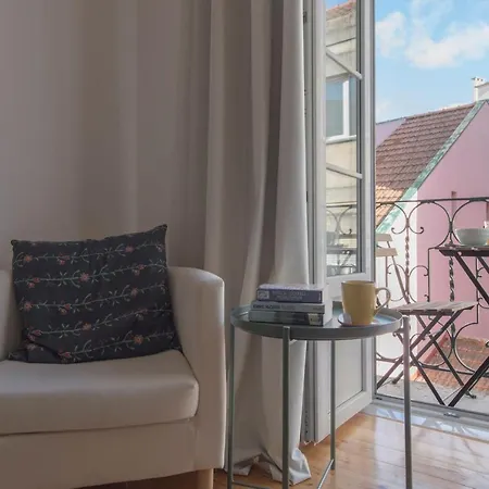 Lovelystay - Sunny Flat W/ Balcony Overseeing Graca And River * Lisbon
