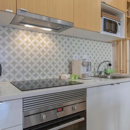 Lovelystay - Sunny Flat W/ Balcony Overseeing Graca And River Apartment *