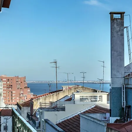 Lovelystay - Sunny Flat W/ Balcony Overseeing Graca And River *