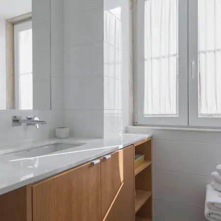 Lovelystay - Sunny Flat W/ Balcony Overseeing Graca And River Apartment *