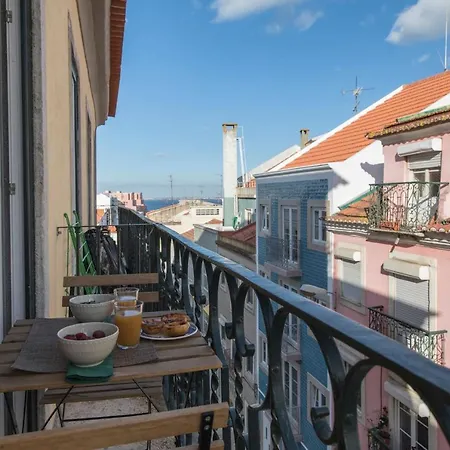 Lovelystay - Sunny Flat W/ Balcony Overseeing Graca And River * Lisbon