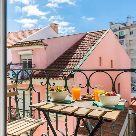 Lovelystay - Sunny Flat W/ Balcony Overseeing Graca And River * Lisbon